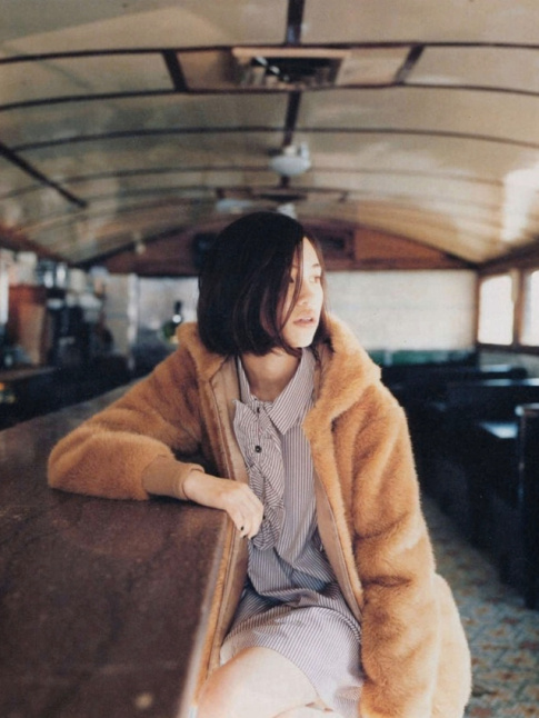 Robe  rayures bleues + manteau en fourrure camel = le bon mix
