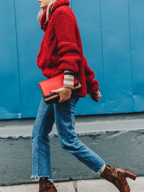 Wanted : un gros pull rouge  porter avec des bottines marron