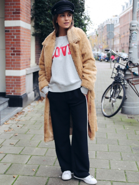 Rien tel qu'un manteau en - fausse - fourrure pour booster le look jogging rtro !