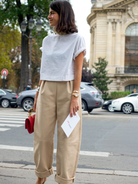 Avec son volume semi-oversize et sa matire lgrement rigide, ce pantalon camel a tout bon !