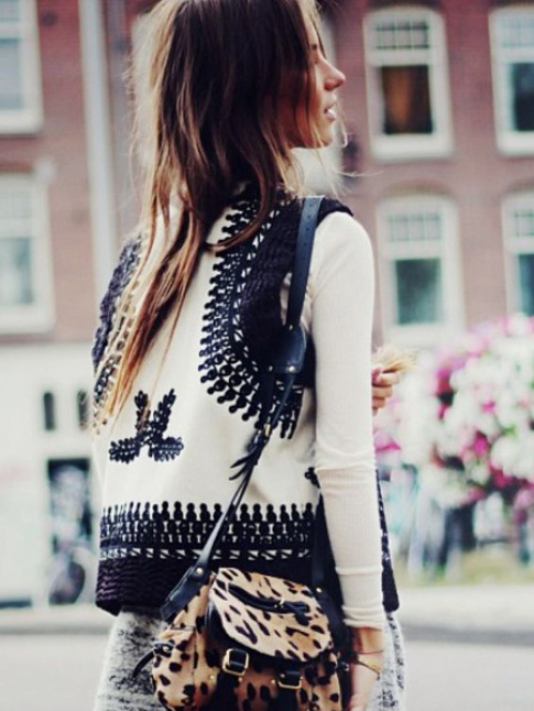 Veste brode + mini besace lopard = le bon mix