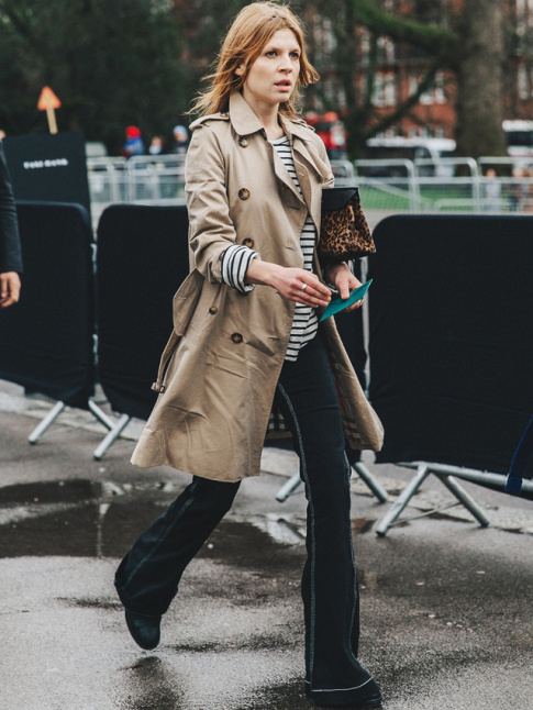 On ne se lasse pas du trio trench/marinire/pochette lopard