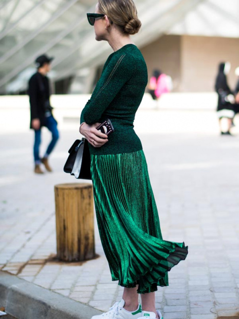 Wanted : une jupe plisse midi irise,  porter avec des baskets blanches