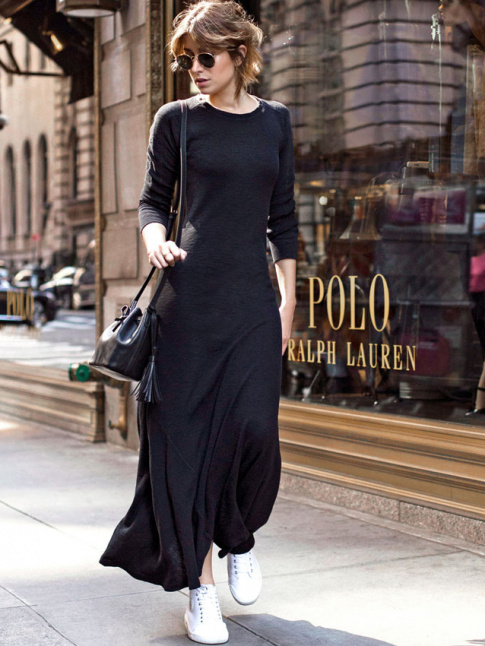 Longue robe en maille + lunettes noires + baskets blanches = le bon mix