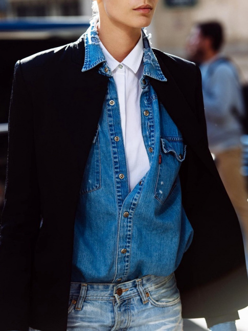 Et si l'on superposait chemise blanche et chemise en jean ?