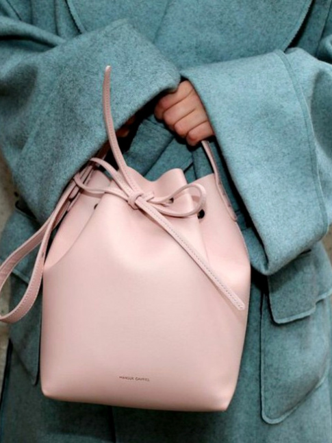 Wanted : un sac seau rose ple Mansur Gavriel