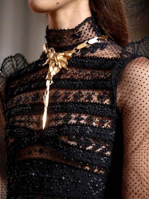 Robe diaphane  col montant + collier fantaisie dor = le bon mix