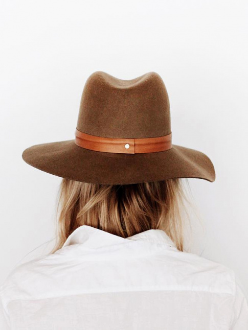 Chapeau masculin + chemise blanche = le bon mix
