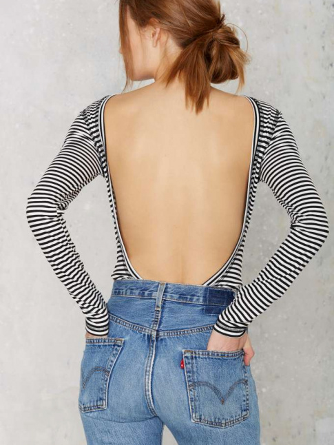 Entre dos nu sensuel et jean nineties, ce look a tout bon !