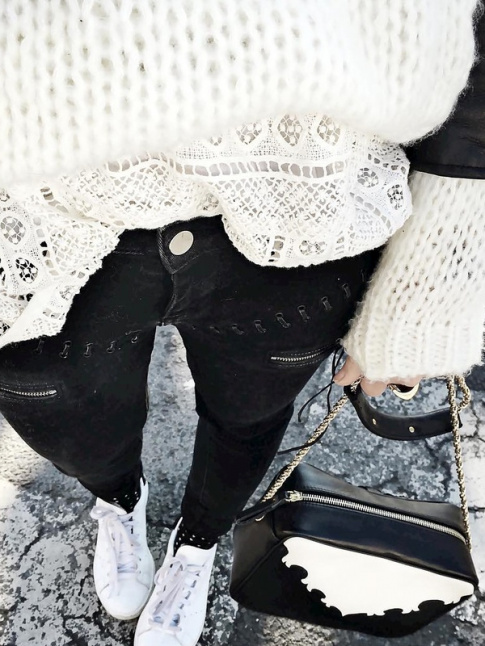 Maille duveteuse + dentelle = le bon mix