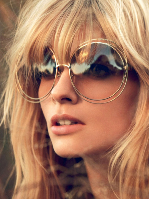 Lunettes papillon immenses + frange blonde = le bon mix