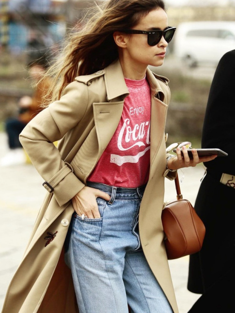 Rien de tel qu'un tee-shirt vintage  logo pour twister un classique trench-coat camel !