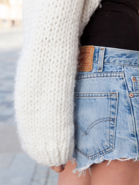 Grosse maille duveteuse + short Levi's 501 = le bon mix