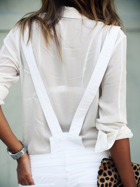 Rien de tel qu'une chemise blanche semi-translucide pour accompagner une salopette immacule !