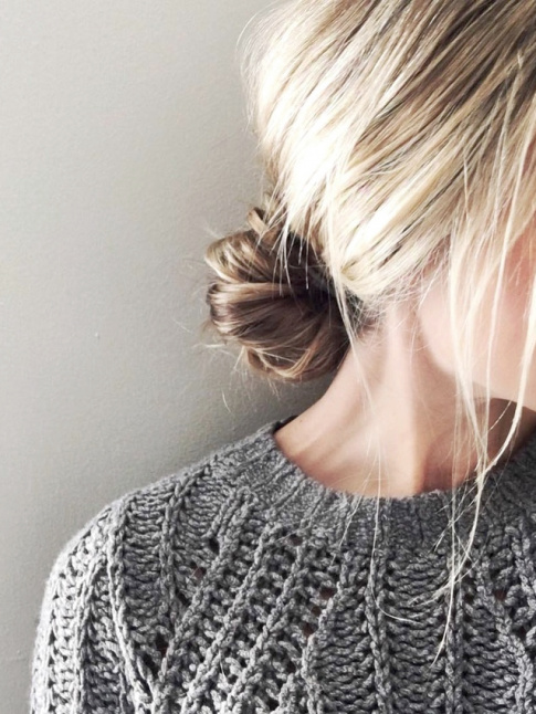 Fminin et un brin dcoiff, ce chignon bas a tout bon !