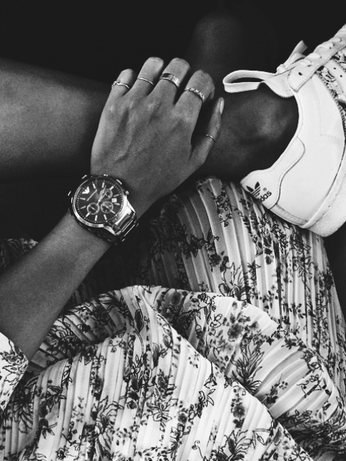 Baskets blanches + montre masculine + robe fleurie plisse = le bon mix