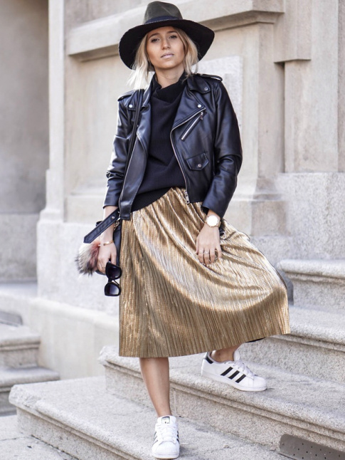 Jupe dore + perfecto en cuir noir + baskets blanches = le bon mix