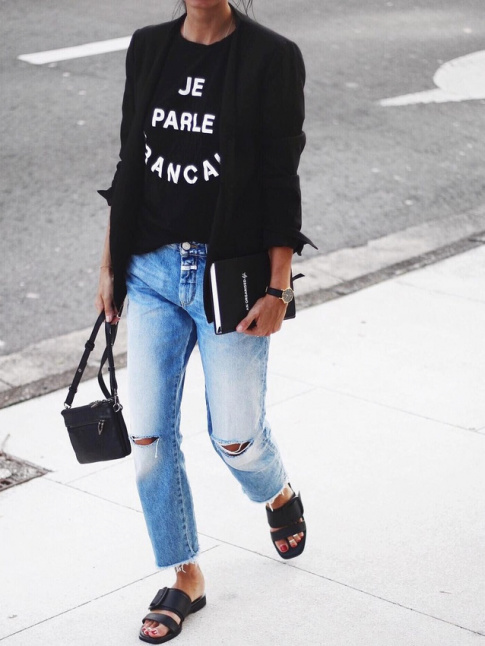 Oui au jean boyfriend bleu dlav twistant un total look noir !