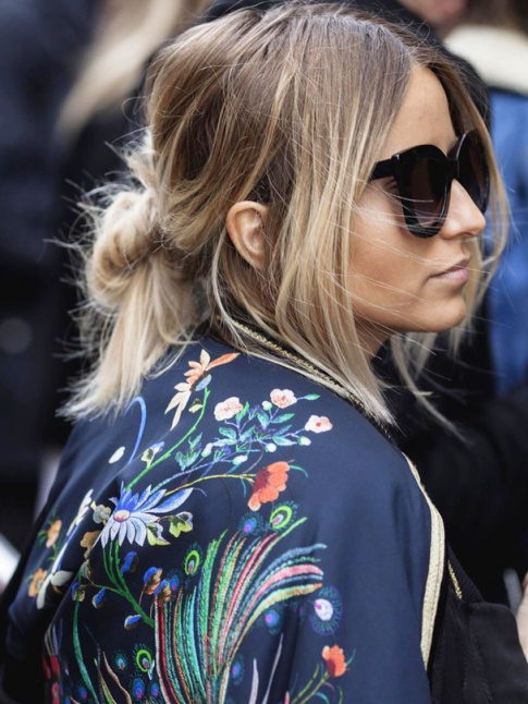Cheveux ngligemment attachs + blouson japonisant + maxi lunettes noires = le bon mix