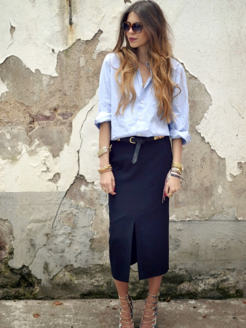 Rien de tel qu'une chemise masculine pour ddramatiser le tandem jupe droite midi/sandales hautes perches !