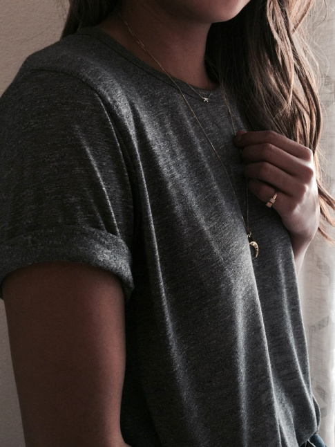 Oui au duo fins bijoux dors/tee-shirt aux manches roulottes !