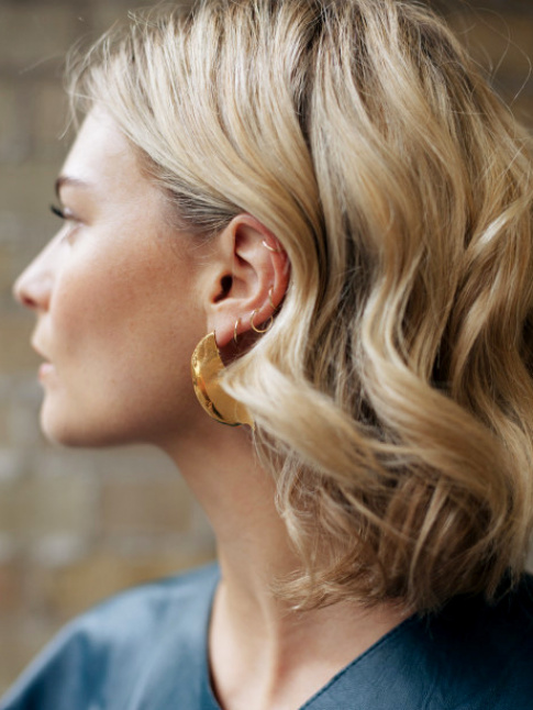 Boucles soignes + accumulation de boucles d'oreille = le bon mix