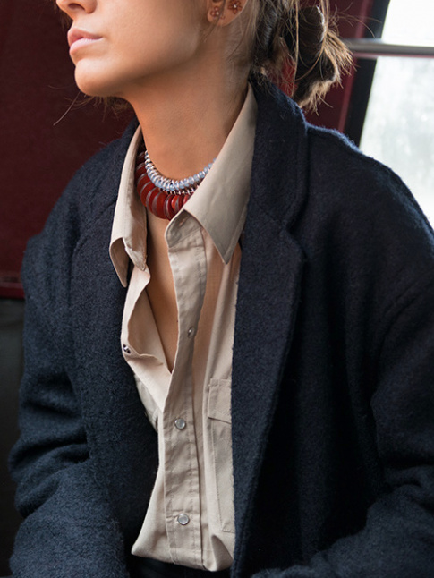 Collier esprit tribal + chemise beige oversize = le bon mix