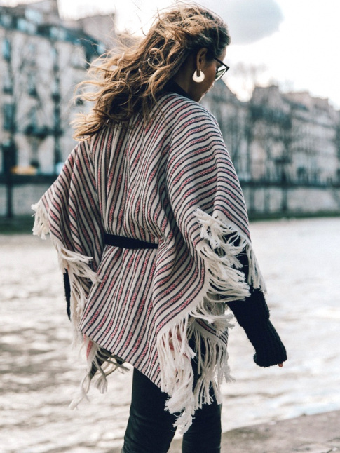 Une fois ceintur, le poncho gagne en chic urbain