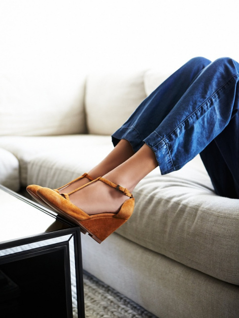 Wanted : des sandales ocre  porter avec un jean indigo