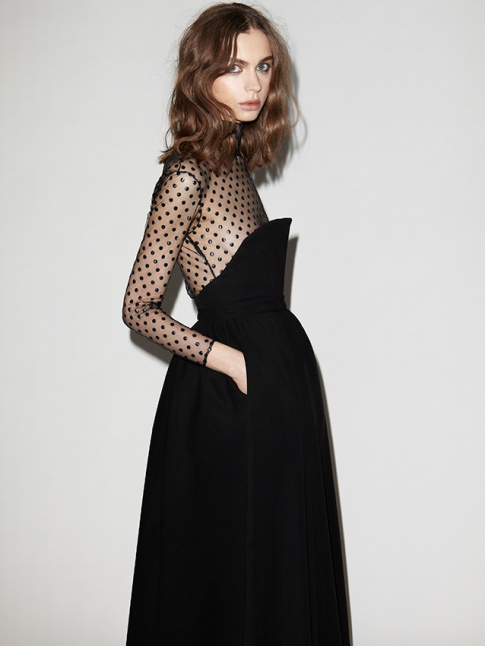 Entre plumetis et dcoupe bustier, cette robe noire Houghton a tout bon !