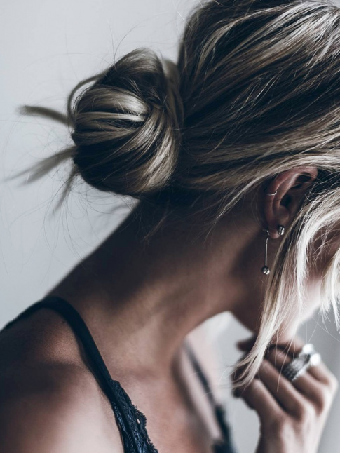 Chic et dsinvolte, ce chignon bas a tout bon !