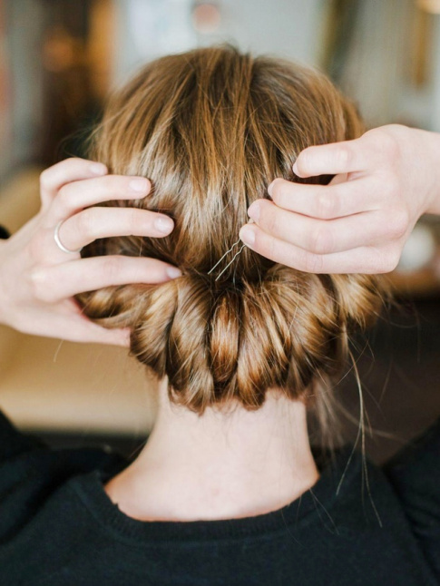 Cette coiffure sera idale pour twister le look tee-shirt/jean/baskets !