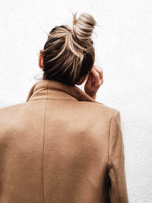 Chignon haut dsinvolte + pardessus camel = le bon mix