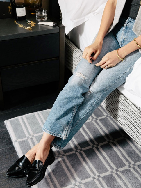 Rien de tel qu'une paire de mocassins vernis pour twister un jean destroy !