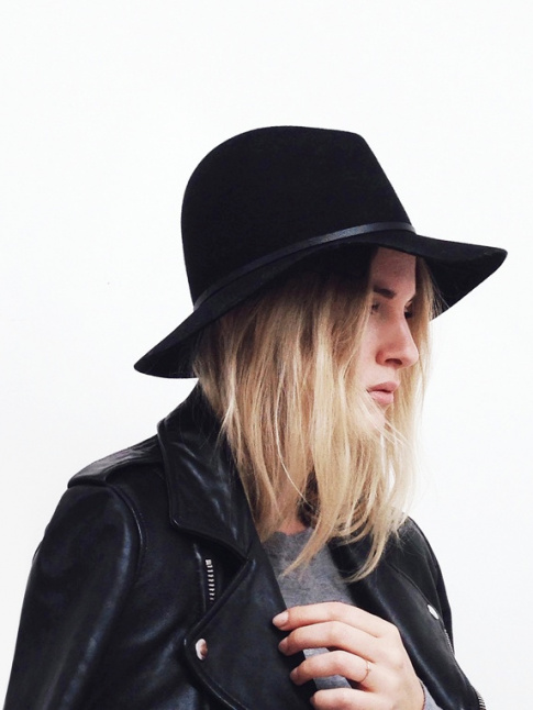 Fedora noir + perfecto carbone = le bon mix