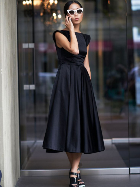 Entre accessoires pointus et robe faussement classique, ce look a tout bon !