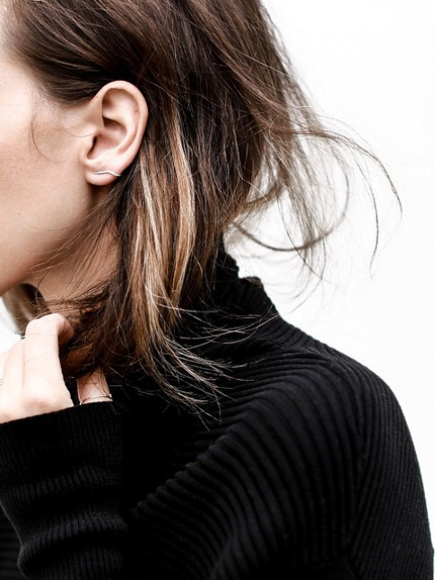 Wanted : une boucle d'oreille pure et ultra dlicate  porter avec un pull sombre et les cheveux dfaits