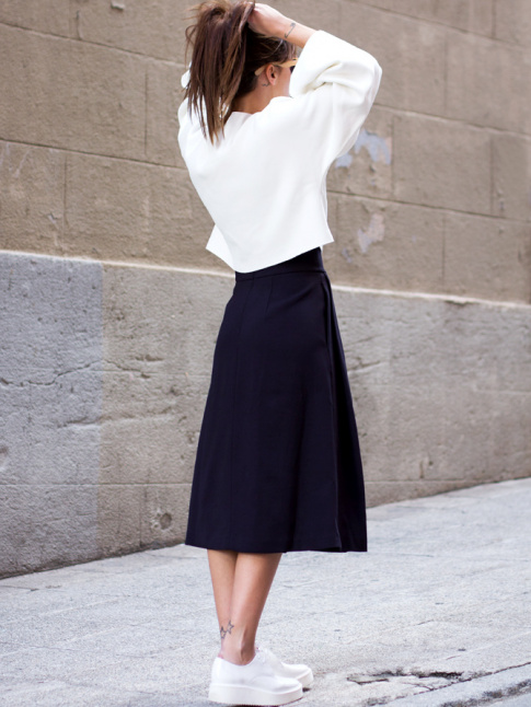 Jupe midi bleu marine + pull ample cropped + derbies blanches = le bon mix