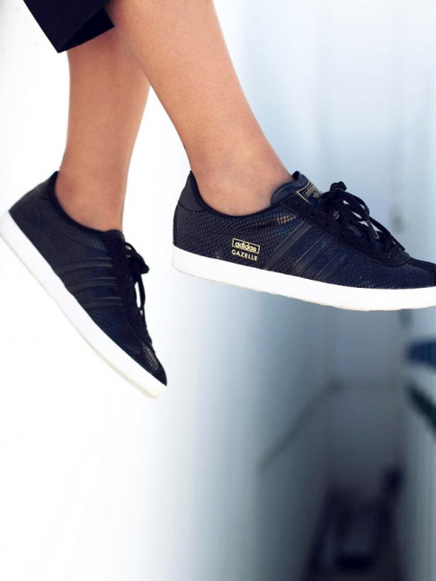 Rien de tel qu'une paire de baskets noires pour sublimer un dbut de bronzage !