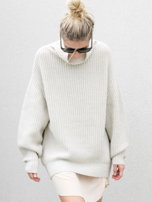 Gros pull blanc cass + robe nuisette rose ple = le bon mix