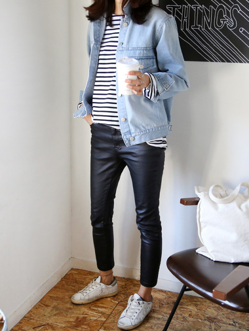 Rien de tel qu'un slim en cuir 7/8 pour pimper un look casual !