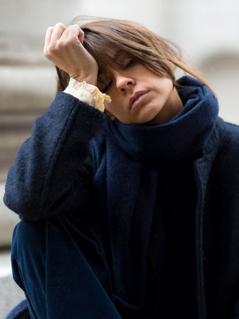 Rien de tel qu'un petit dtail fminin et inattendu pour gayer un total look bleu marine
