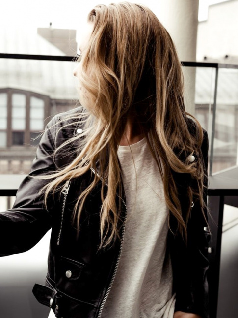 Tee-shirt loose + cheveux dtachs + perfecto en cuir noir = le bon mix