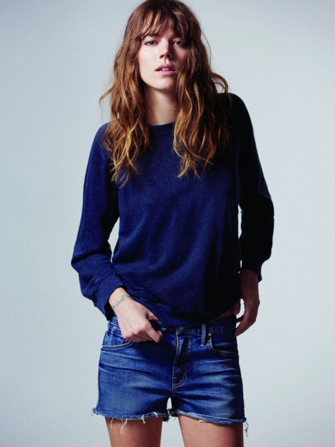 On aime quand le sweat bleu marine vient sagement rchauffer un short lgrement destroy