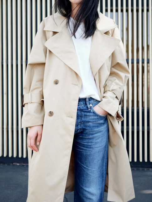 Travaill en mode finement oversize, le trench camel gagne en singularit