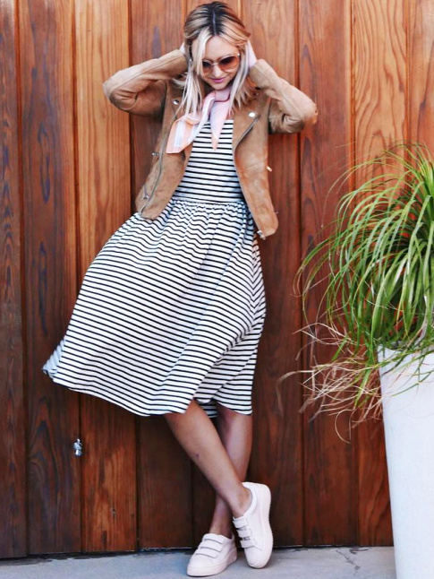 Perfecto en daim caramel + robe midi  rayures + baskets blanches = le bon mix