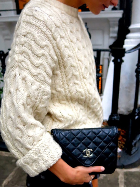 Sac Chanel + pull cru oversize = le bon mix