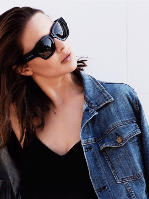 Rien de tel qu'une immense paire de lunettes noires pour glamouriser le duo caraco/veste en jean