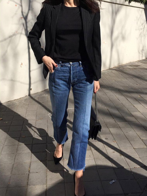 Rien de tel qu'un jean flare coup court sur la cheville pour accompagner des escarpins noirs !