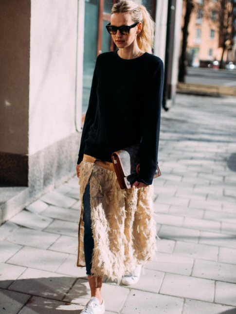 On aime quand la jupe en plume se pense en mode midi !
